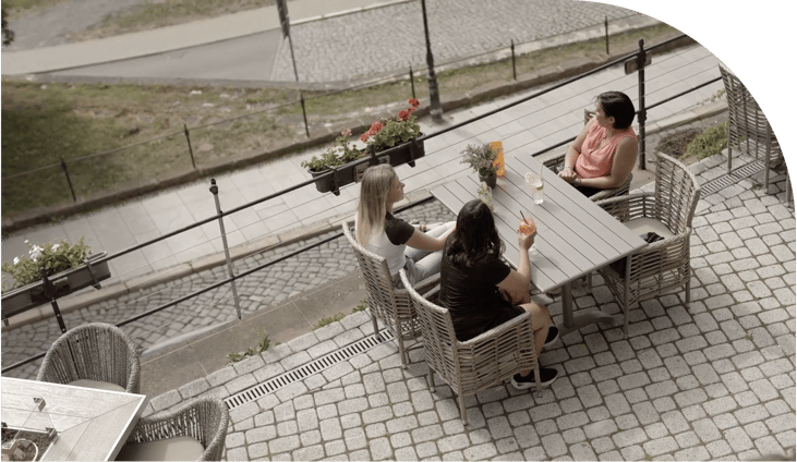 Enfermeras latinas disfrutando del sus descansos y tiempos libres de las jornadas de trabajo en Alemania. 