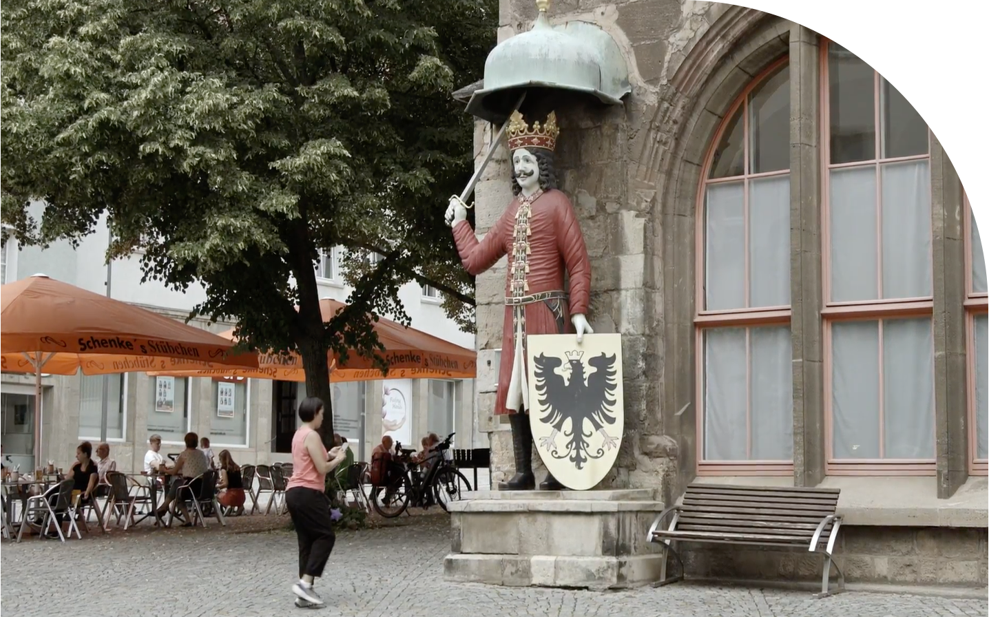 Enfermera latina que disfruta de 30 días de vacaciones otorgados desde el primer año de trabajo en Alemania. 